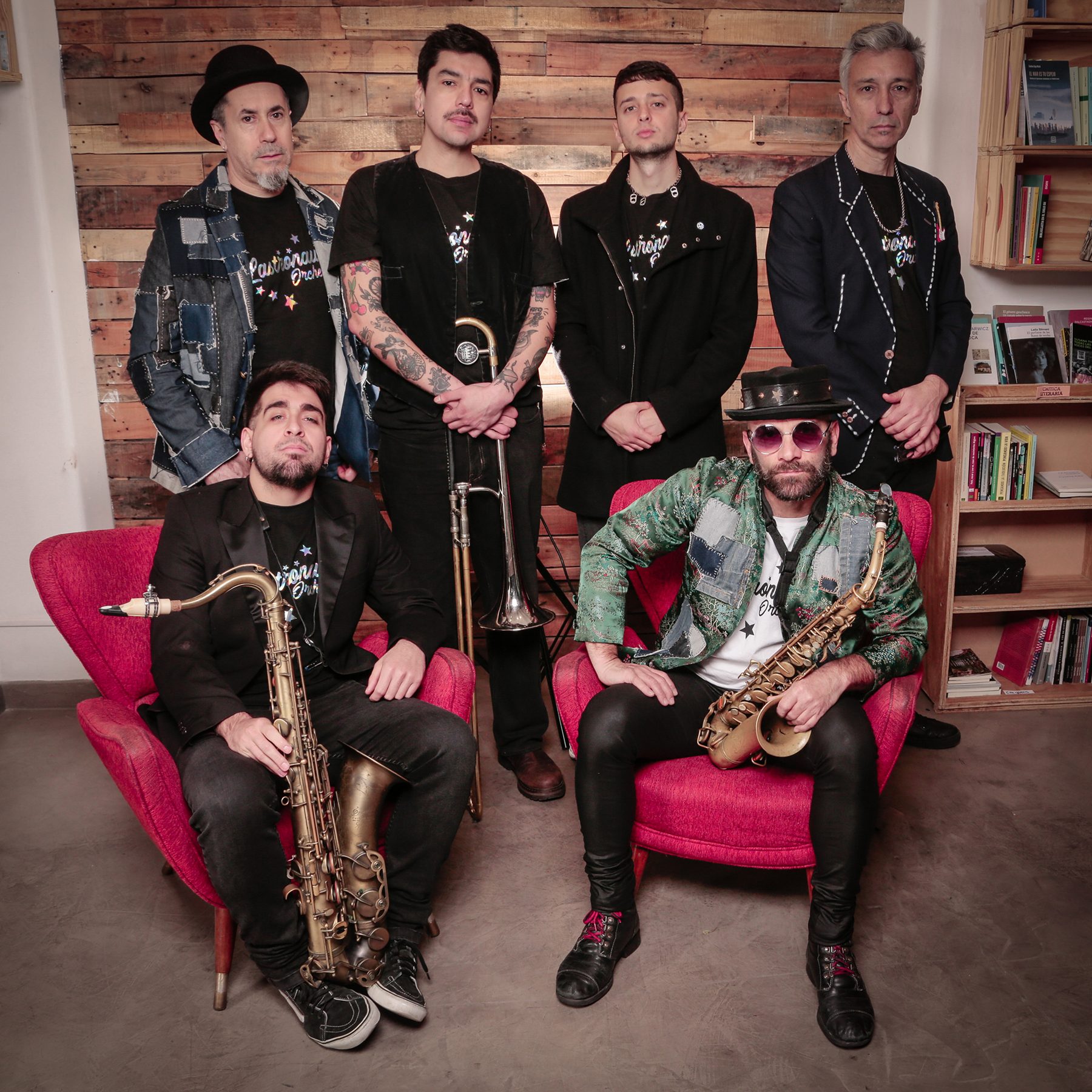 Retrato grupal de los siete músicos con sus instrumentos